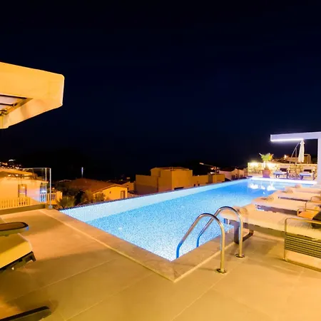Villa Yana, Indoor Heated Pool, Sauna, Turkish Bath, Cinema Room, Real Luxury *